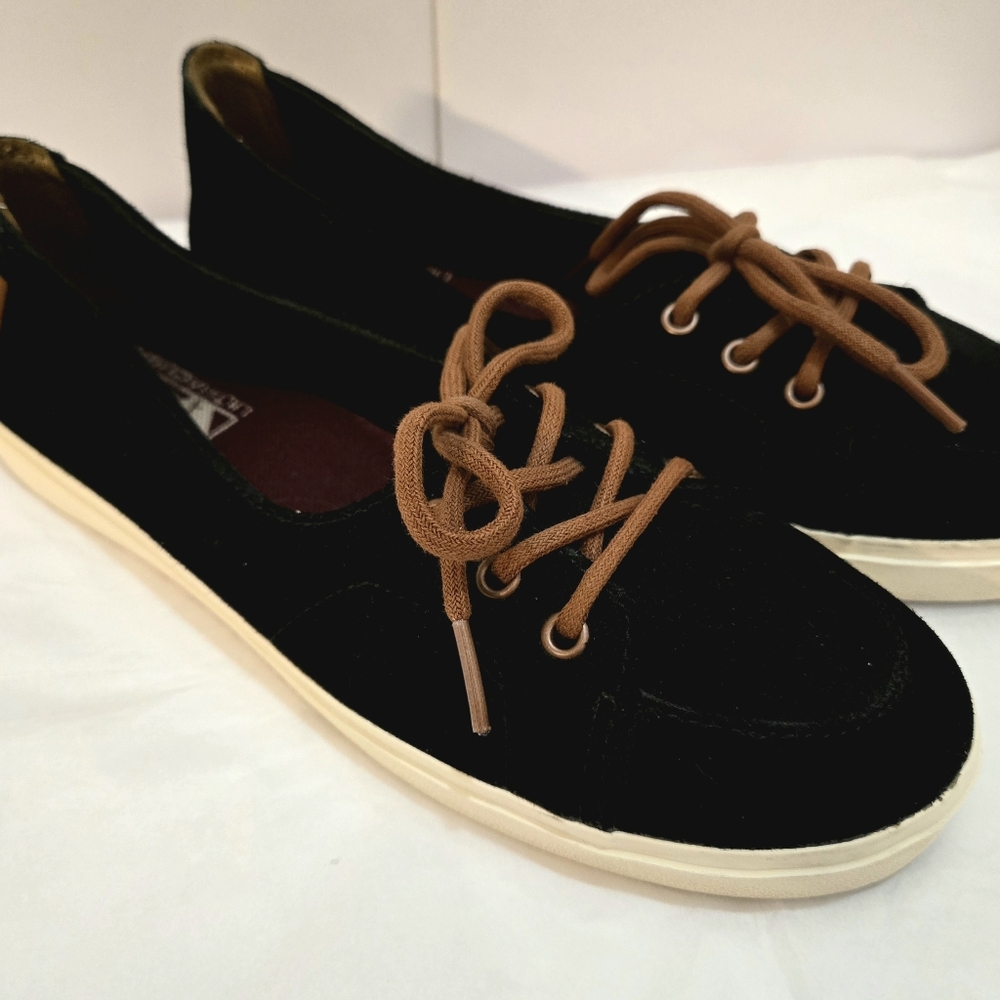 EUC VANS WOMEN'S LOW-TOP "PALISADES" VINTAGE SLIP ON  SNEAKER IN BLACK